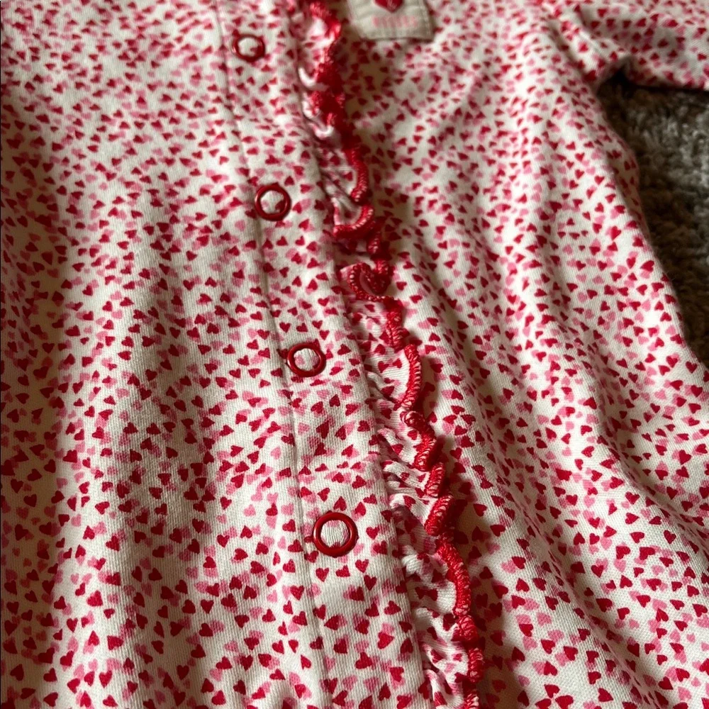 🩷2 for 10$🩷 Carter's Pink and White Heart Print Sleeper, Size 3 Months